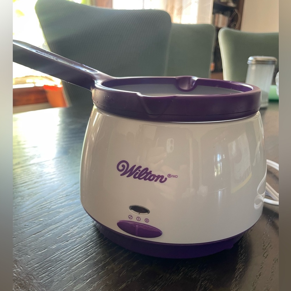 Wilton Candy Melts pot. Easy and quick way to melt your chocolate!